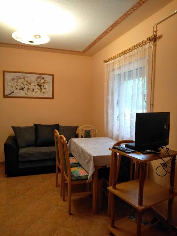 Zsuzsi Apartment *